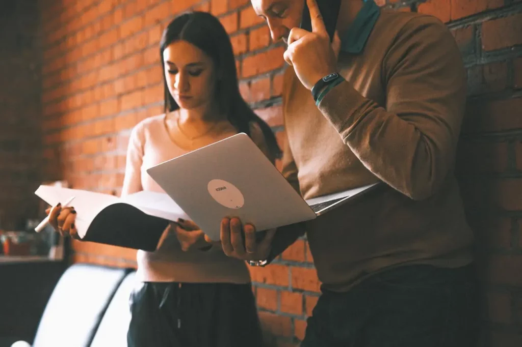 A real estate agent collaborating with an assistant to delegate tasks